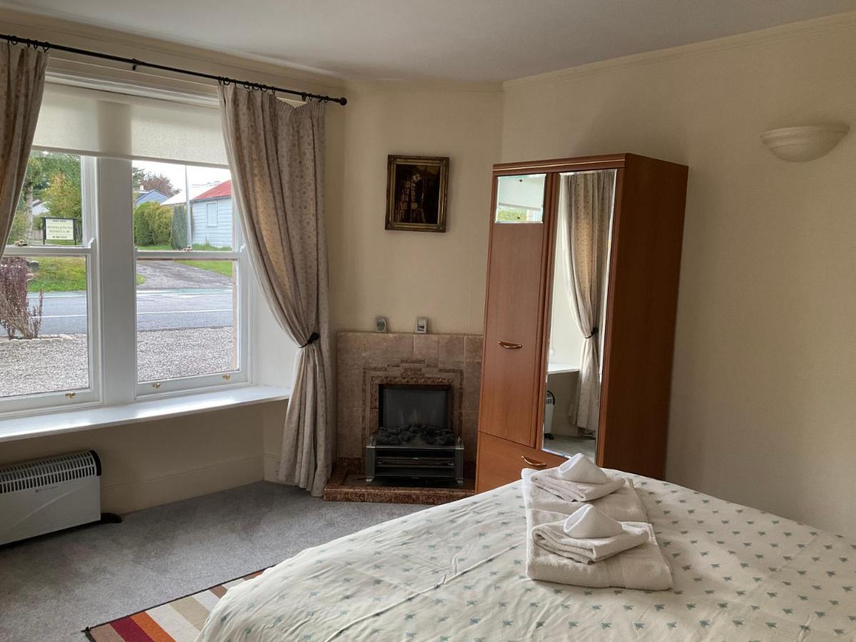 Three-Bedroom Old Cottage Free Parking Інвернесс Екстер'єр фото
