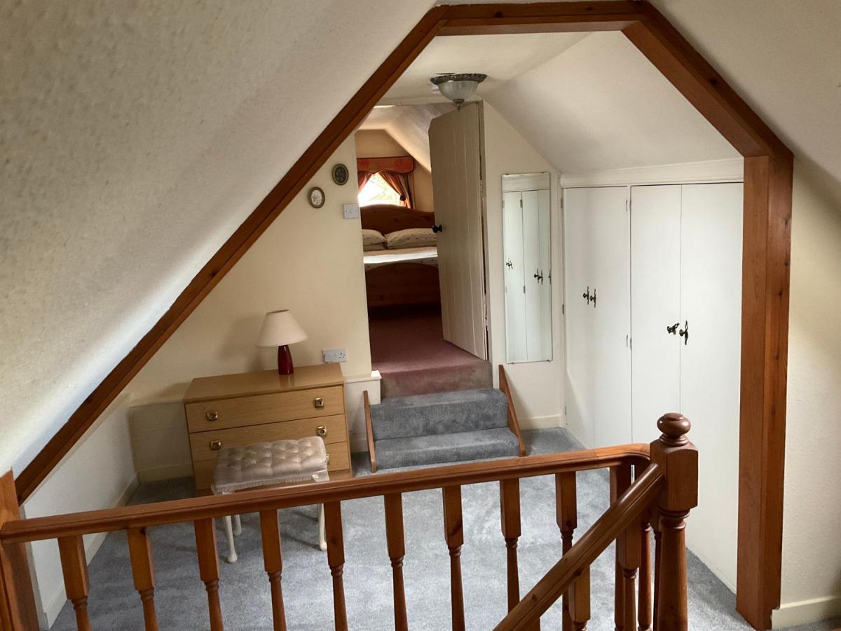 Three-Bedroom Old Cottage Free Parking Інвернесс Екстер'єр фото